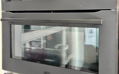 Four à micro-ondes combiné encastrable Aeg-  KMK761080T